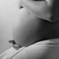 foto mujer embarazada en blanco y negro